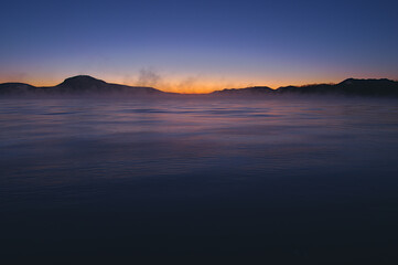 うっすらと靄の漂う夜明けの湖。