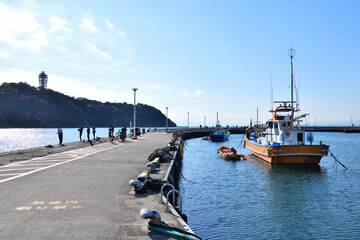 Fototapeta premium 片瀬漁港から眺める江ノ島灯台
