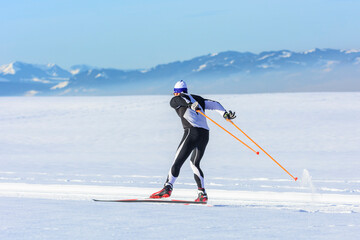 dynamisches Ausdauertraining auf Langlauf-Skiern
