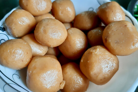 Brown Pera or pedha is an indian sweet made using khoa, sugar and traditional flavorings, including cardamom seeds, pistachio nuts. served in a bowl or plate. selective focus
