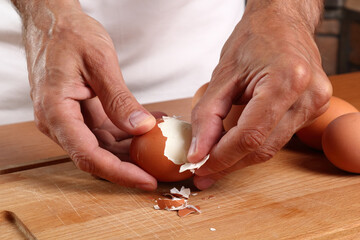 Peeling hard boiled eggs