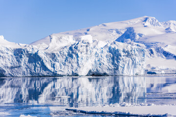 Images of ice bergs in Antartica © Ruzdi
