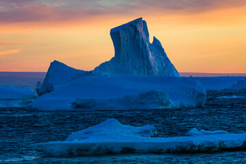 Fototapeta na wymiar Images of ice bergs in Antartica
