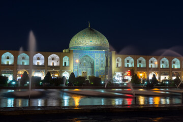 Fototapeta na wymiar Night view of Sheikh Lotf Allah Mosque with fountain, situated on the eastern side of Naqsh-e Jahan Square,an important historical site in Iran