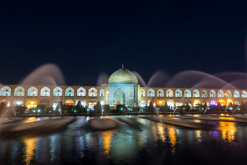 Fototapeta premium Night view of Sheikh Lotf Allah Mosque with fountain, situated on the eastern side of Naqsh-e Jahan Square,an important historical site in Iran