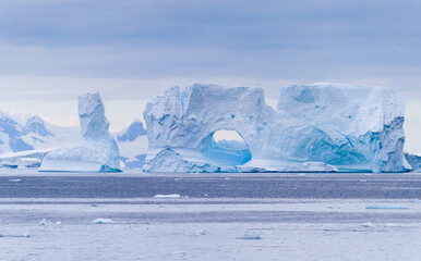 Images of ice bergs in Antartica © Ruzdi