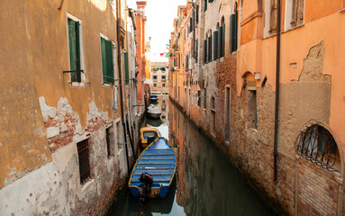 Fototapeta na wymiar gli stretti canali di Venezia nel quartiere San Polo