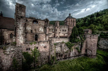 Fototapeta na wymiar Das Heidelberger Schloß bei dramatischem Gewitterhimmel