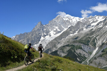 Fototapeta premium Bikers con Monte Bianco sullo sfondo 