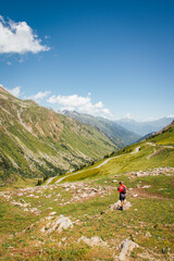 Fototapeta premium une randonnée dans la montagne. Un randonneur dans les Alpes françaises