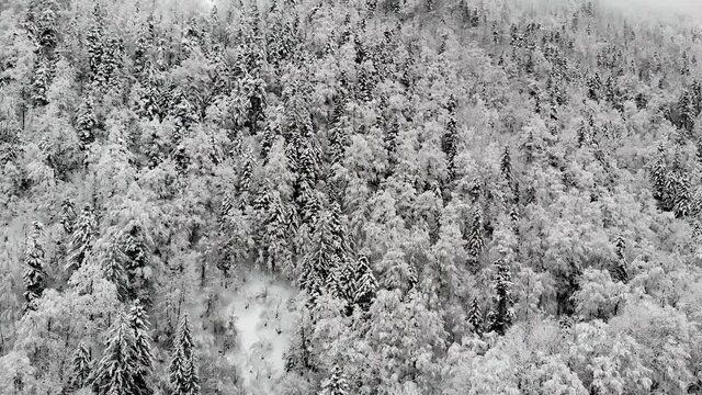 Drone dans les montagnes au dessus d'un lac gel&eacute;