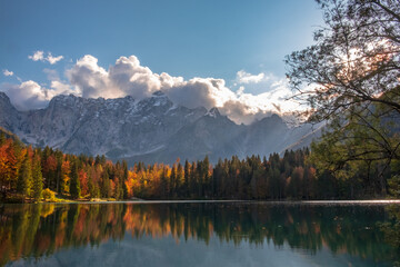 Obraz premium Colorful autumn foliage at the alpine lake