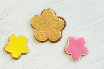 Obraz premium Gingerbread cookies for sweet present on birthday, anniversary, Saint Valentine's day, wedding. Dessert formed man, girl, star. Home made pastry on white wooden background