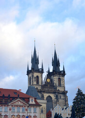 Obraz premium Prague, Czech Republic, Christmas tree and church of our lady facade at the old market