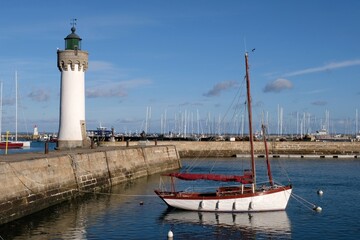 Fototapeta na wymiar Phare et voilier amarré à Port-Haliguen dans le Morbihan