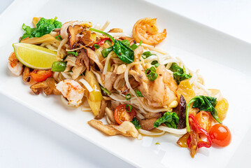 noodles with shrimps and mussels