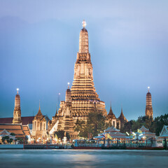 Fototapeta premium Wat Arun, The Temple of Dawn, at twilight, view across Chao Phraya river. Bangkok, Thailand.