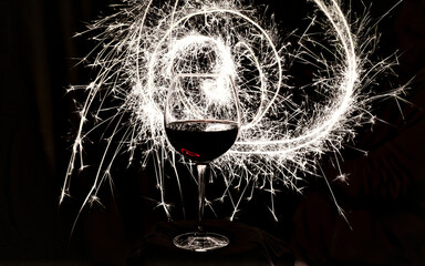 Ein Glas Wein mit Lichterspiel, Feuerwerk, Happy New Year 2020 2021 Spezial Effekt, Silvester...