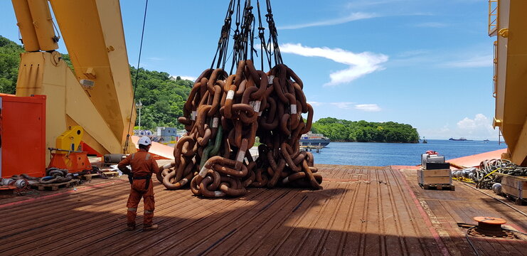 The crane lifts the large chain 