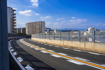 カーブの先に広がる大阪湾岸エリアの都市風景