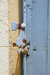 Ville de Gémenos, gros plan sur le fermoir d'un vieux volet bleu en bois, département des Bouches-du-Rhône, France