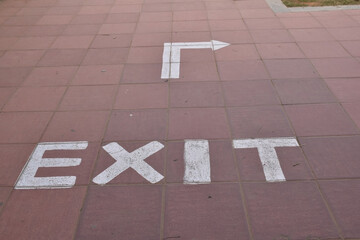 Exit to the right sign written on the passerby's walk path 