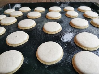Anisplätzchen frisch gebacken auf dem Backblech, Kekse backen zum Tee und Kaffee,  anise cookies