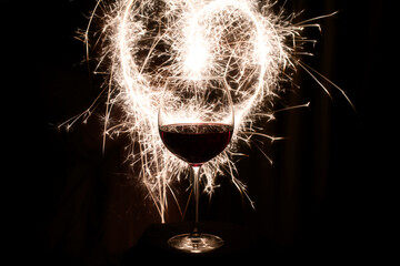 Ein Glas Wein mit Lichterspiel, Feuerwerk, Happy New Year 2020 2021 Spezial Effekt, Silvester...