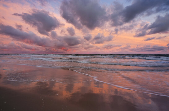 Fototapeta Kolorowy wschód słońca nad Bałtykiem, wybrzeże Morza Bałtyckiego ,Kołobrzeg, Polska.