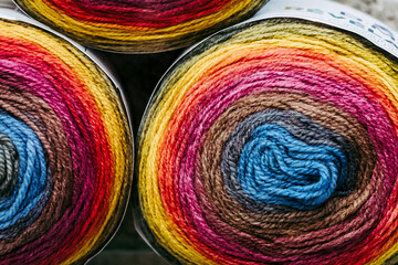 Pelotes de laine multicolore pour tricoter