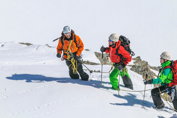Bergf&uuml;hrer bei einer Hochtour mit Seilschaft.