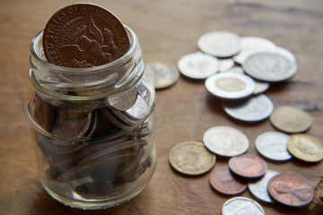 amerykański dolar i inne monety w słoiku © Marcin Łazarczyk