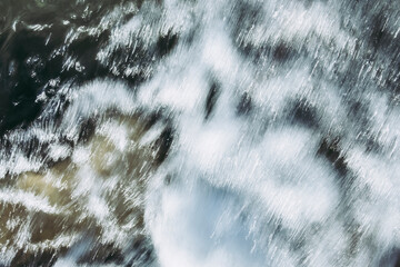 Arrière plan abstrait avec des couleurs sombres floues - Mouvement de l'eau dans une cascade