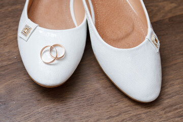 Shoes of the bride with rings