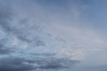 Fototapeta premium Ciel bleu avec quelques nuages