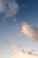 Lumière du soir dans les nuages