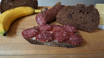 Scheibe, Stulle Wurstbrot, Brot mit Salami in Scheiben, Abendbrot, Frühstück mit Wurst