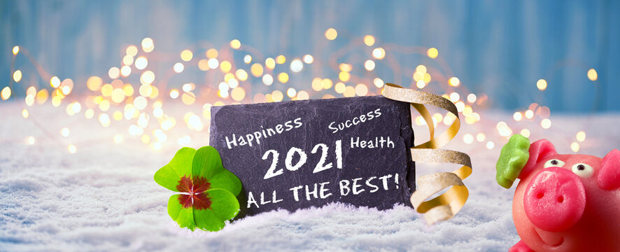 Frohes Neues Jahr 2021 - Karte zum Neujahr mit Glückwünschen, Glücksklee und Glücksschwein im Schnee, englische Sprache
