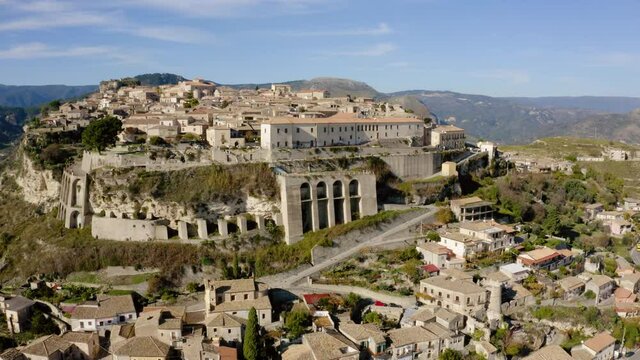 Borgo di Gerace in provincia di Reggio Calabria, vista aerea