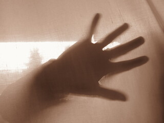 silhouette della mano di una persona spaventata - hand silhouette of a frightened person