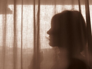 Silhouette del profilo del volto di una giovane donna - silhouette of the face profile of a young woman