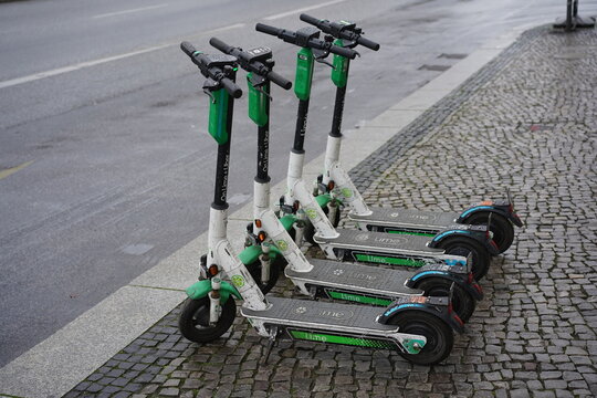 Vier Lime e-Scooter in Berlin Unter den Linden am 26.12.2020