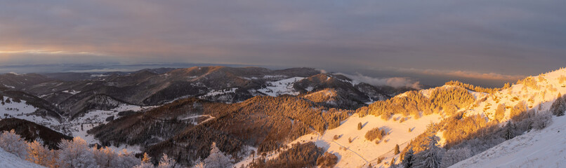 Belchen im Schwarzwald im Winter Sonnenaufgang