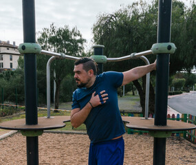 Obraz premium Real man doing fitness on the street