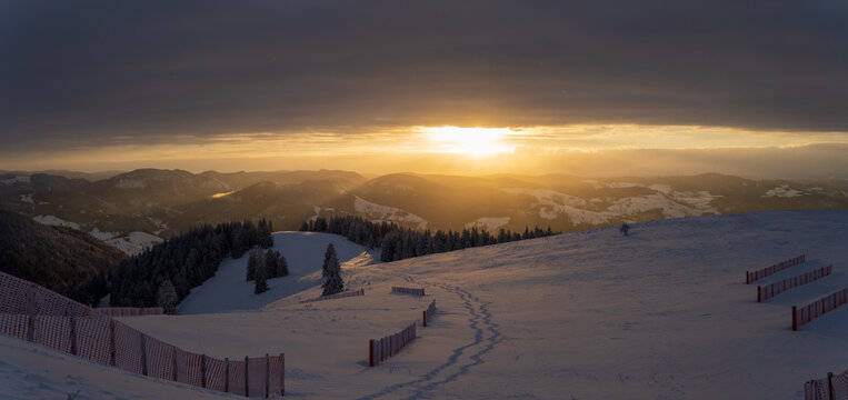 Belchen im Schwarzwald im Winter Sonnenaufgang