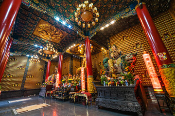 Obraz premium Interior of Thousand Buddha Temple or Chua Van Phat pagoda in District 5, Ho Chi Minh City, Vietnam