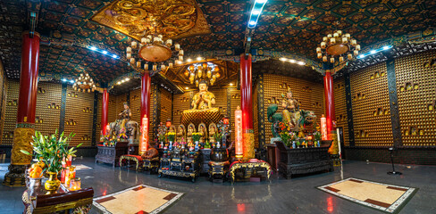 Obraz premium Interior of Thousand Buddha Temple or Chua Van Phat pagoda in District 5, Ho Chi Minh City, Vietnam