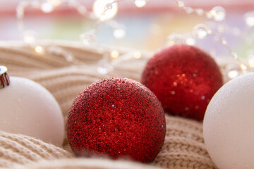 There are many red Christmas tree decorations. 