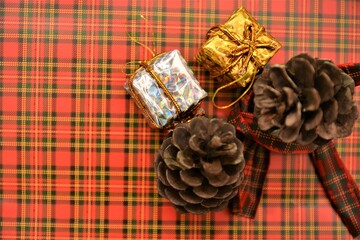 Obraz na płótnie Canvas sfondo natalizio con pigne e pacchetti regalo