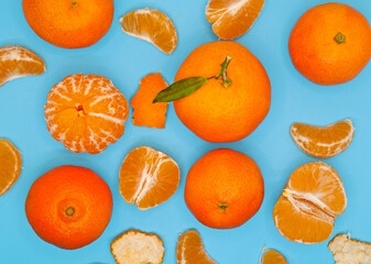 Mandarin seamless pattern, tangerine, clementine isolated on blue background, top view.